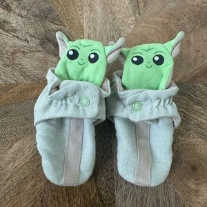 Robeez 6-12 month son on booties Grogu baby Yoda Star Wars